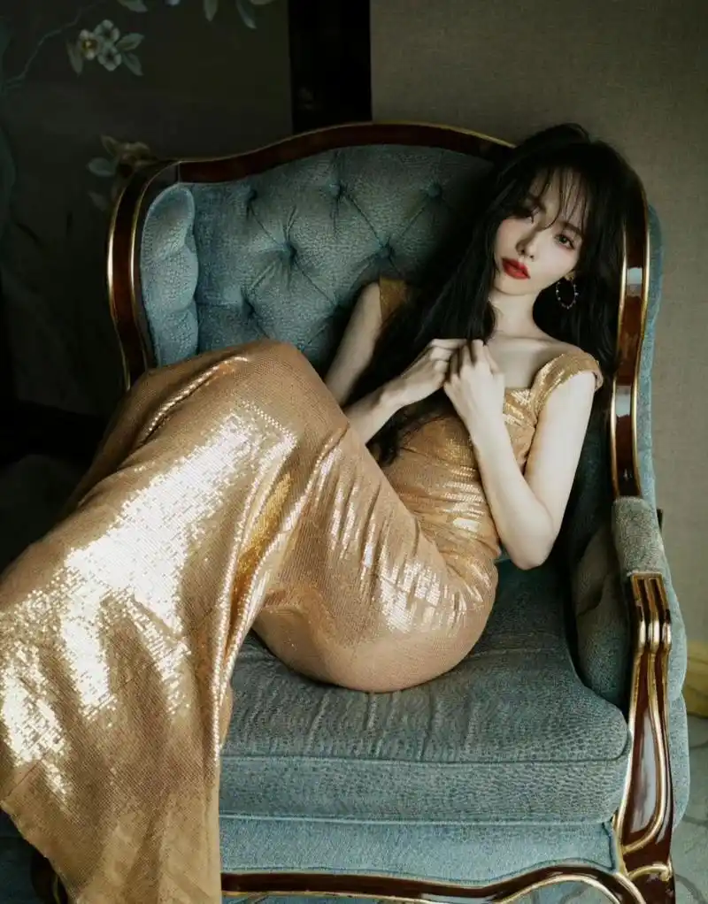 张嘉倪一袭修身长裙,尽显完美好身材,妖娆妩媚,性感迷人,甚是惊艳!