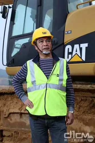 黄炳亮与卡特挖掘机并肩作战的日子