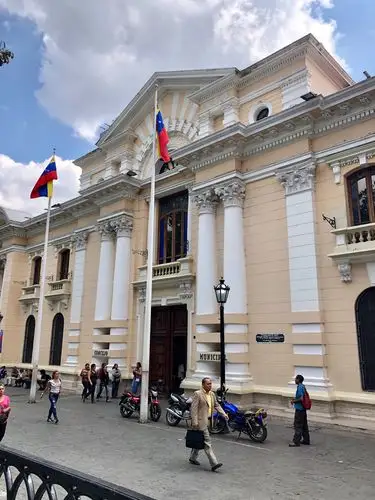 委内瑞拉玻利瓦尔共和国位于南美洲北部的国家,首都加拉加斯.