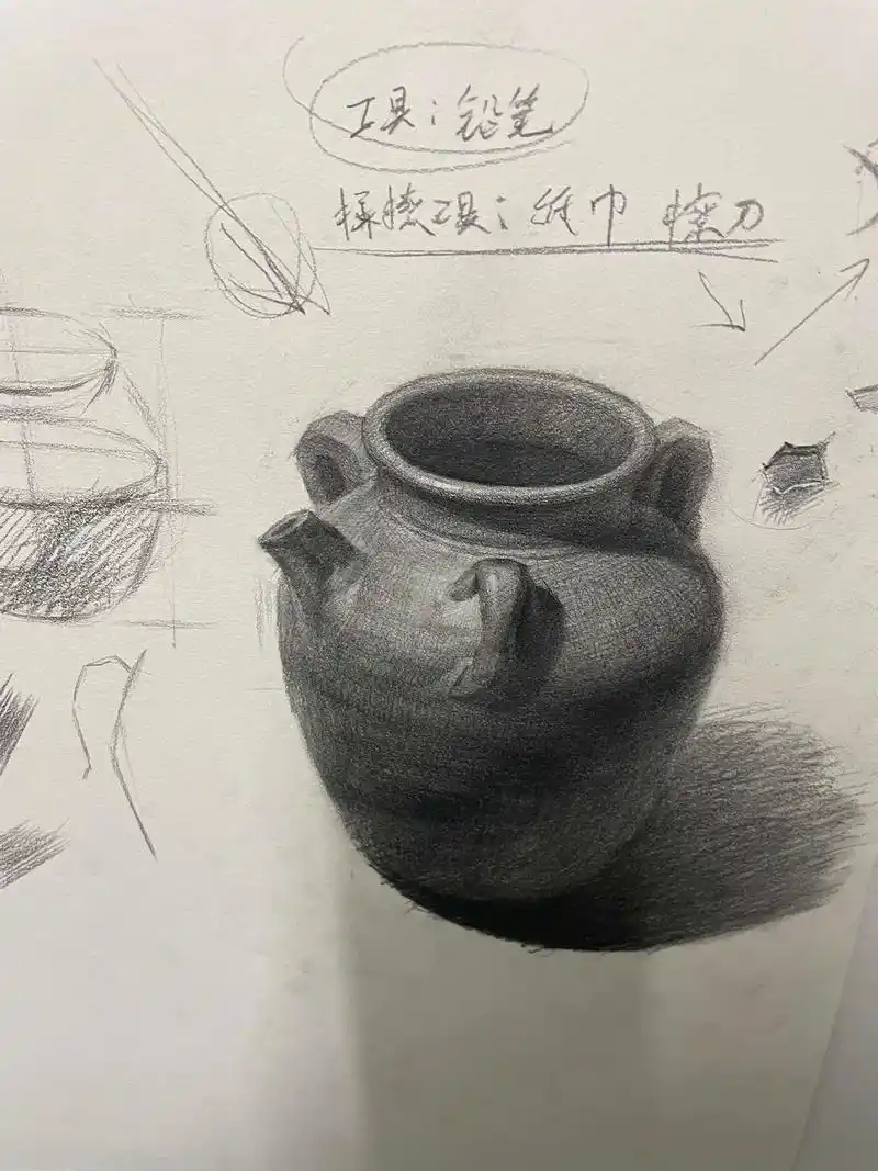 最近画的素描陶罐单体.