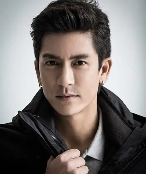 属于一眼惊艳型型男!