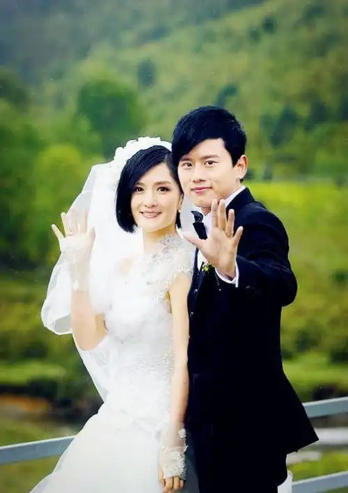 张杰谢娜带仨娃逛迪士尼,手拉手像热恋小情侣,3个保姆超抢眼