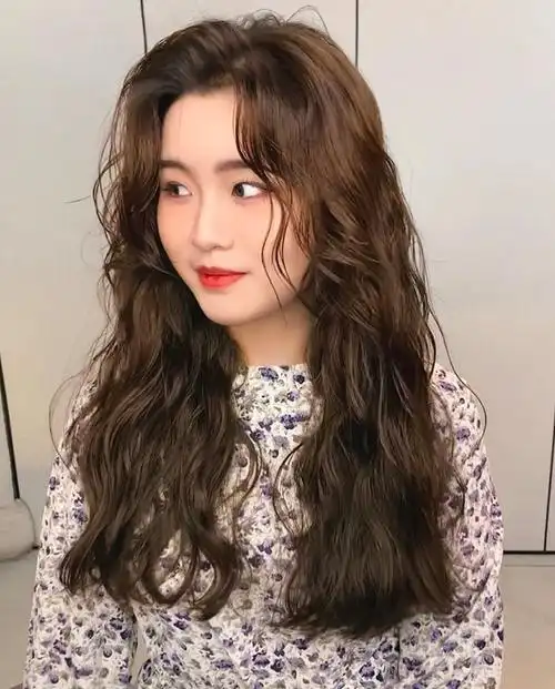 再不烫发就要过年了!辣妈张嘉倪羊毛卷发型减龄又洋气