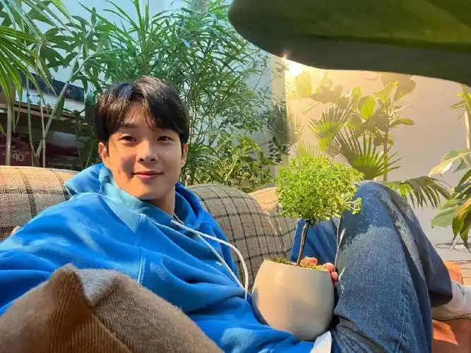 崔宇植十几天了终于更新ins了