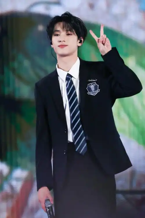 严浩翔楼间楼演唱会##严浩翔饭撒##严浩翔演唱会跟粉丝唠了五块钱的