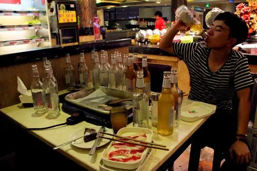 啤酒王原来是炒作 重庆小伙一顿喝200瓶啤酒