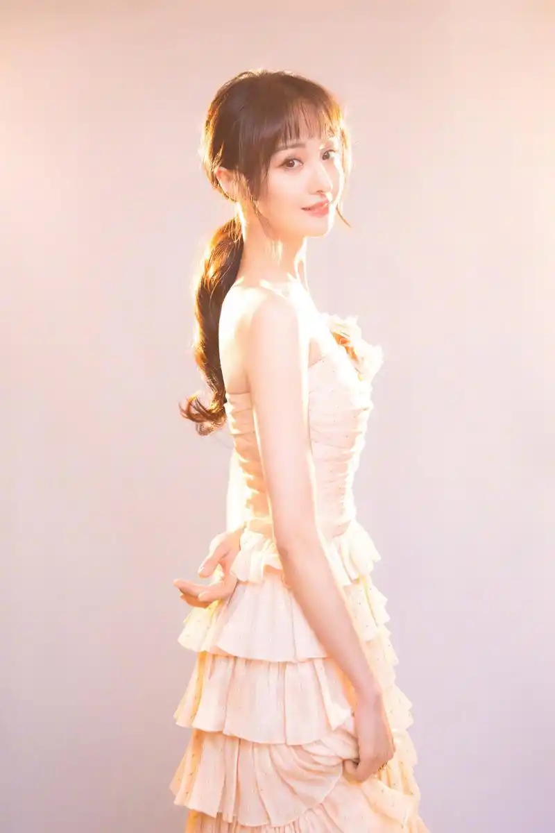 今日,安徽卫视国剧盛典在北京录制,郑爽身着粉色蛋糕裙优雅亮相,一起