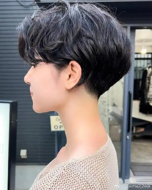 当下最火女发来了,两侧掏空推后脖短发,喜欢别错过|发型|短发|理发师