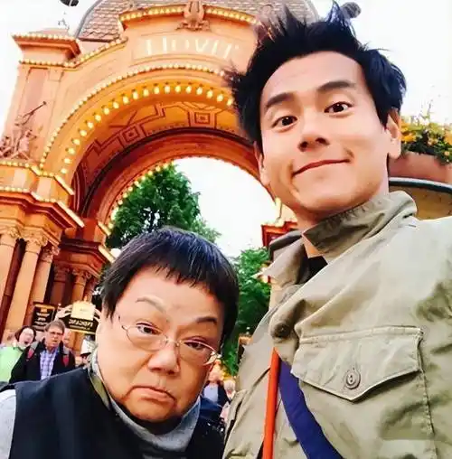 41岁彭于晏遛狗被偶遇,亲手捡狗粑粑接地气,迟迟不结婚原因曝光_工作