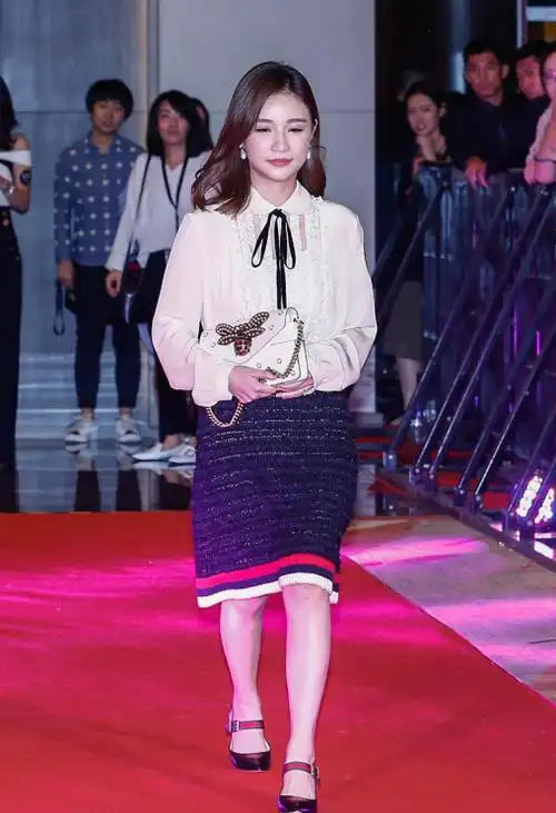 网红也有高低之分,雪梨气质纯净穿一身黑,优雅大方不输女明星