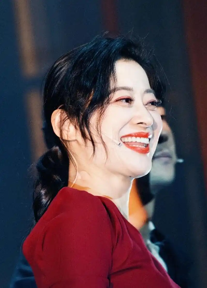 三女神罕见同框:曾黎,马伊琍与梅婷的深厚友谊 早前,曾黎在社交媒体上