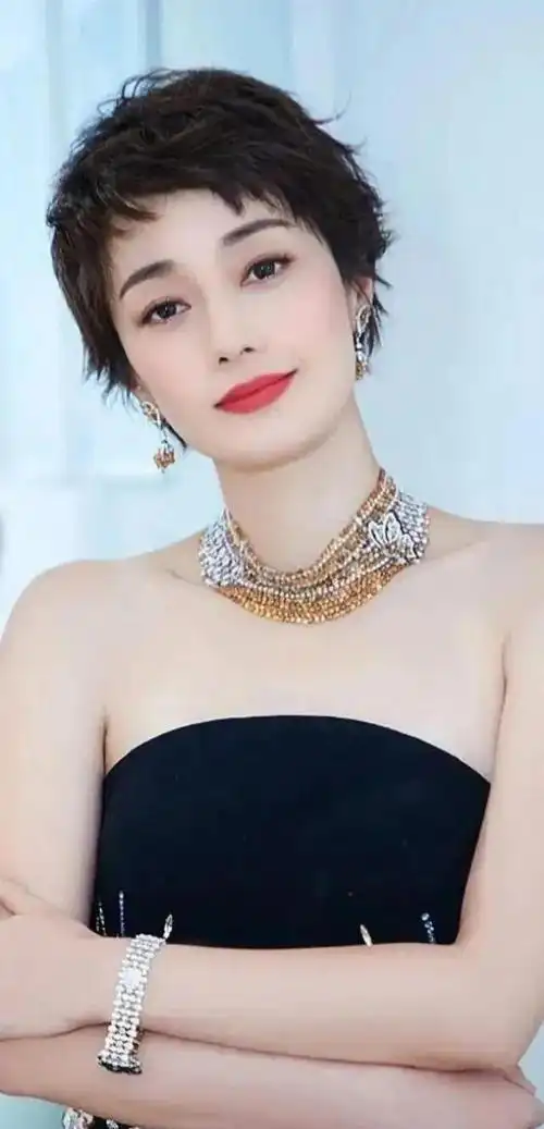 马伊琍温婉妩媚优雅飘逸魅力四射