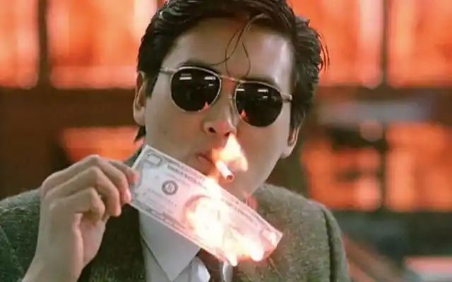 豪横地用钞票点烟