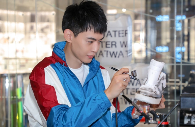 拥有188的身高,脸蛋还长得那么好看,唐晓天真的很迷人呀