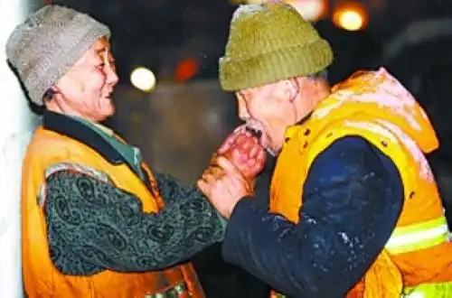 令人感动,这张"冬日暖手照"被网友称为"今年冬天最温暖的一张照片"