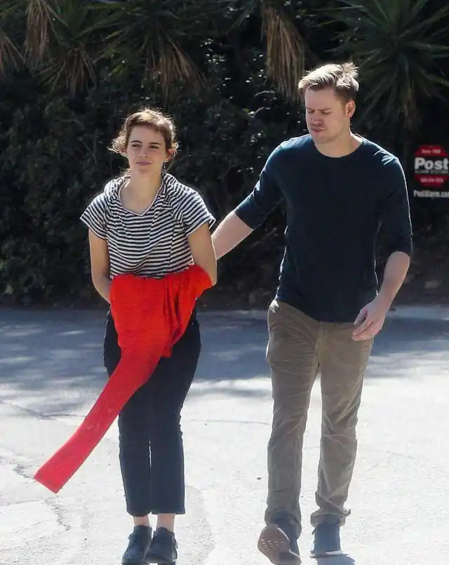 艾玛沃特森人后展少女痴笑 与男友亲密互动防走光