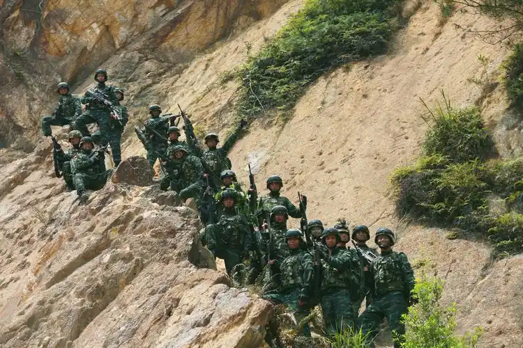 军人方式:加钢淬火迎"八一"