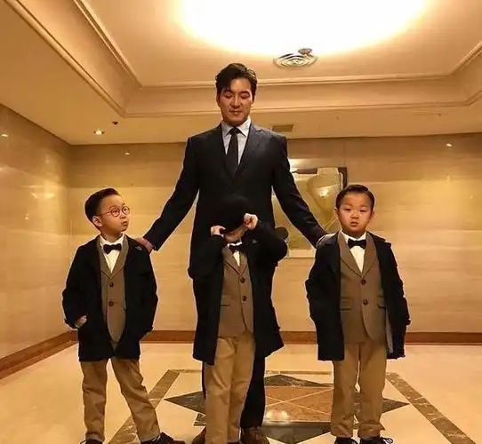 三胞胎大韩民国万岁,和爸爸一起西装笔挺亮相釜山电影节