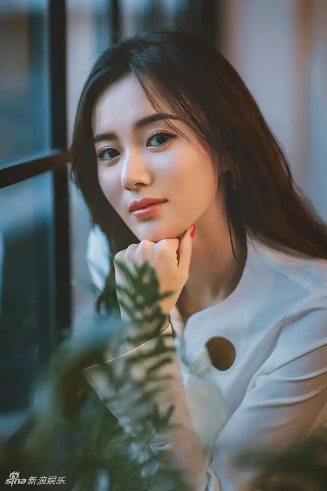 江铠同写真温婉淑雅气质出众