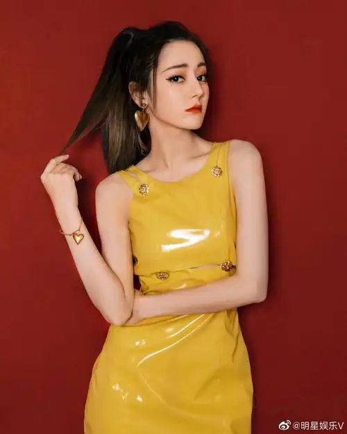 迪丽热巴 # 热巴黄色皮短裙造型俏皮可爱,明艳动人,期待新剧.