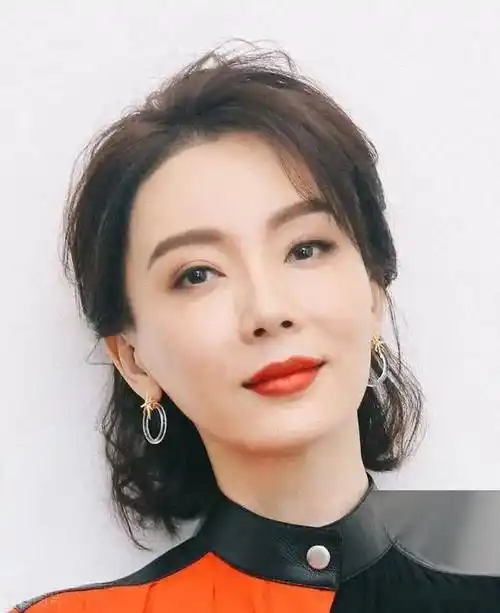 46岁陈数写真曝光,性感有料的女神范儿让人目不转睛,这魅力谁能敌?