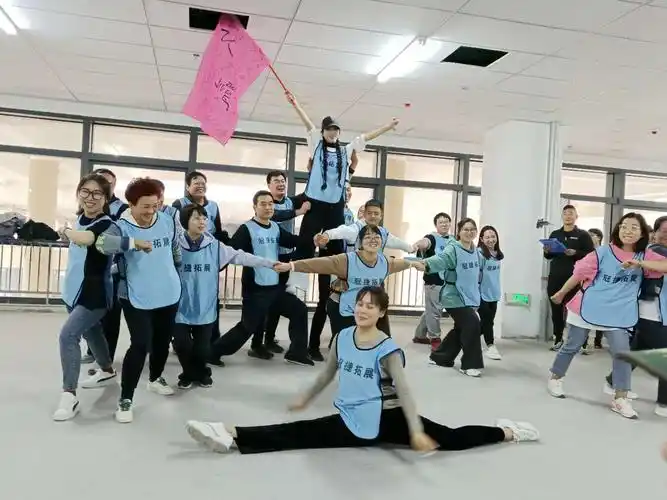 展示团队队名,口号和造型!