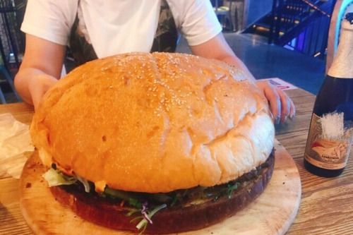 和朋友2个人好奇大汉堡,慕名前来一试.