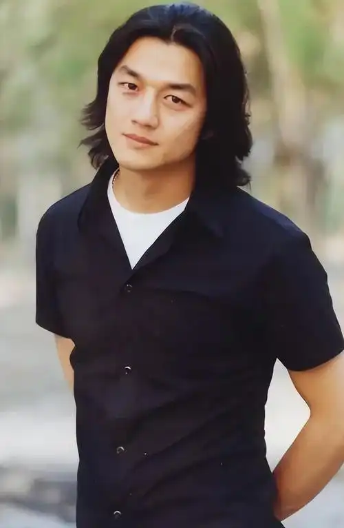 52岁李亚鹏情绪崩溃!称还不起钱吃一周外卖,他的卖惨何时停?