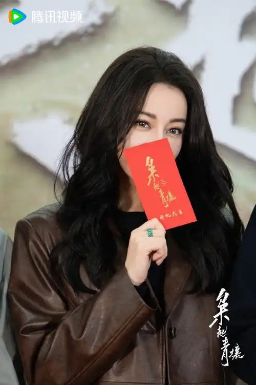 迪丽热巴复古皮衣