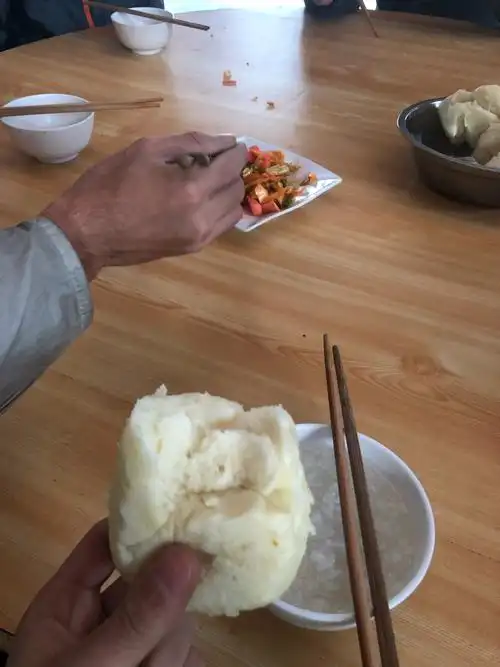 早餐还是馒头稀饭榨菜,发现个问题,开始天天面条,后来天天馒头榨菜.