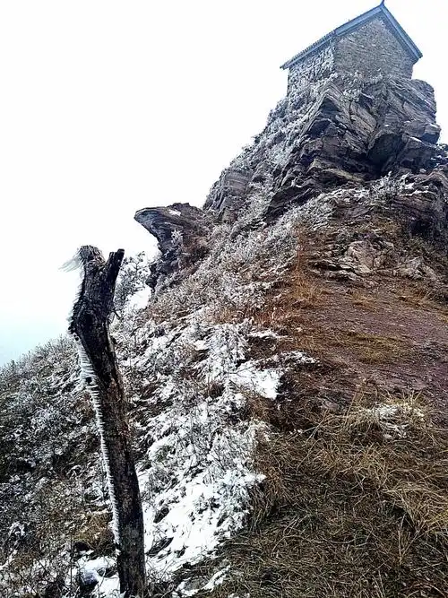 初雪后的方城县小顶山