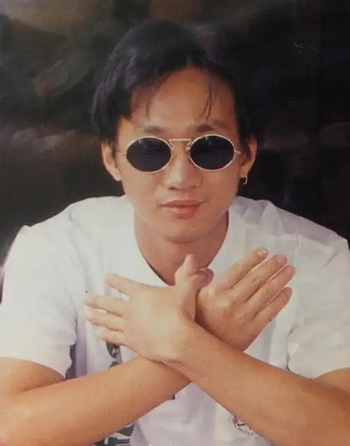 黄家驹的自由鸟手势