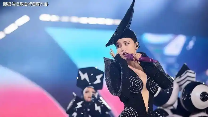 原创原创女星蔡依林绝美舞台照曝光穿银色吊带开叉裙释放女王魅力