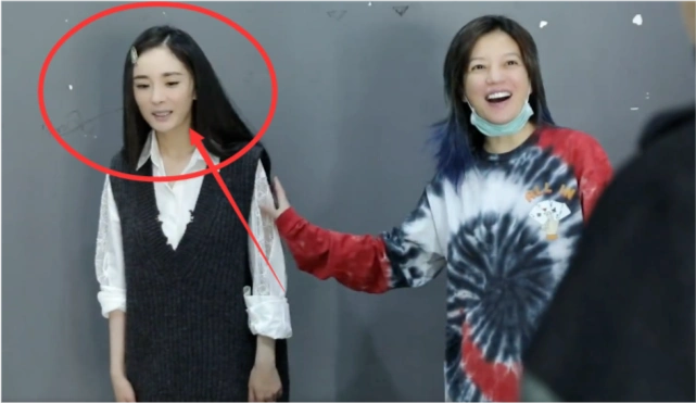 杨幂片场全妆与赵薇素颜同框,这对比没搞错吧!