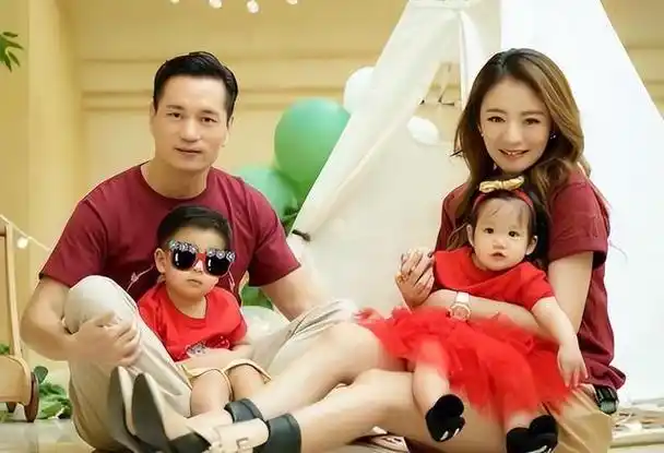 陈荣炼被判13年,安以轩伤心落泪,一人养俩娃,近照邋遢又颓废