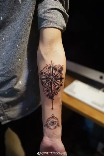 大臂黑灰指南针纹身图案