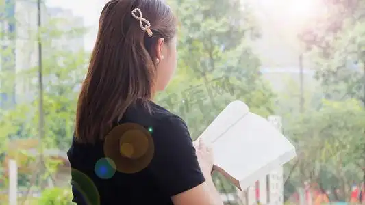 女孩户外看书翻书背影唯美意境