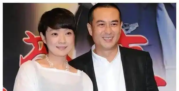 张嘉译夫妇在希腊旅游,王海燕穿花裤子像奶奶,他驼背白发显沧桑