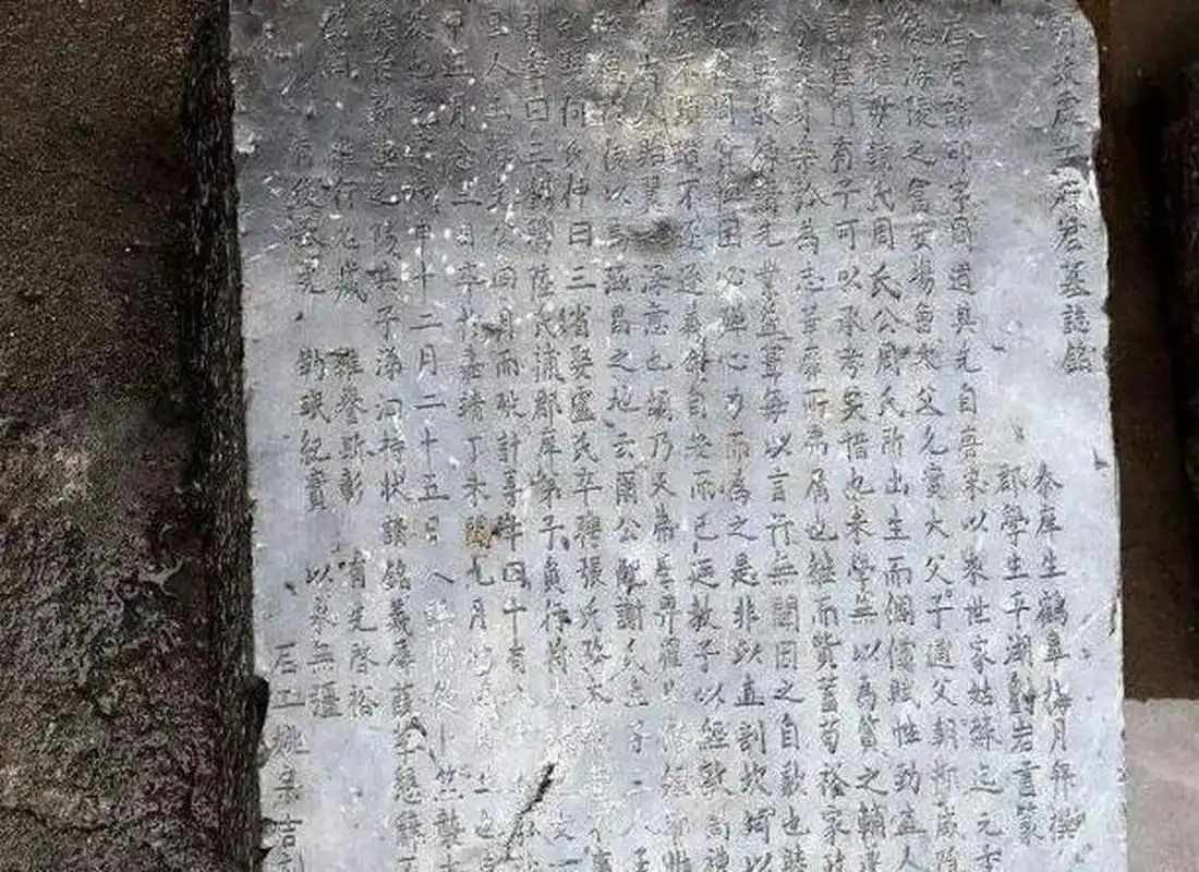 墓碑碑文包括:时间,正文,落款及字数,所以立碑要从这四点入手,具体如