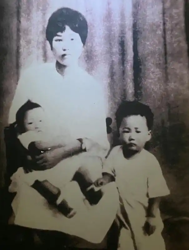 杨开慧与岸英,岸青1924年在上海合影  (杨开慧纪念馆供图)