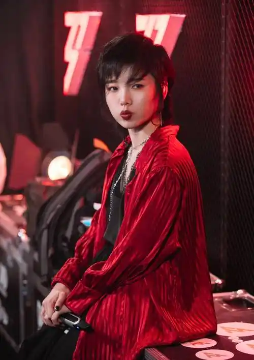 《乘风破浪》再现塑料情许飞晒合照仅一人评,淘汰前后人缘差距大_姐姐