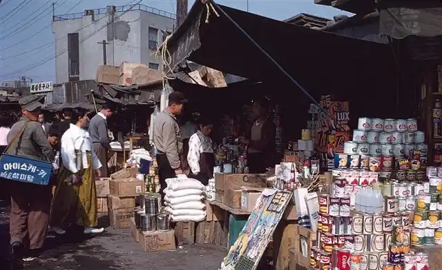 图为:50年代韩国南大门生活百态.