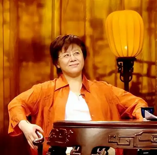 回顾央视著名女导演患乳腺癌小7岁丈夫不离不弃今72岁状态好