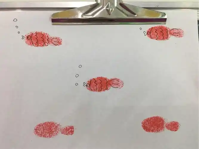 个旧市星星幼儿园中3班手指画—小鱼