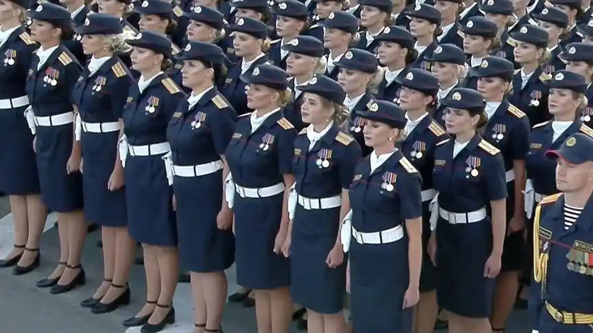 白俄罗斯肤白貌美的女兵方阵阅兵表演  完全就像模特们在走秀