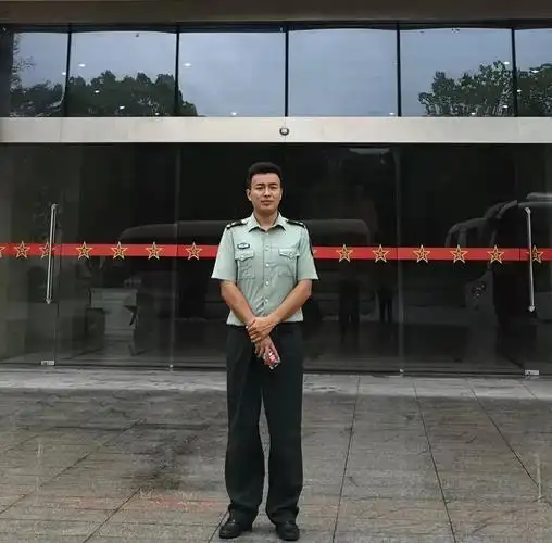 虹口第一退休所士官刘凯休假期间发现并配合军地抓获两名假军人