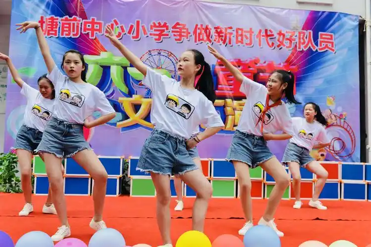 即将离开母校的六年级同学们带来了一曲《马德里不思议》