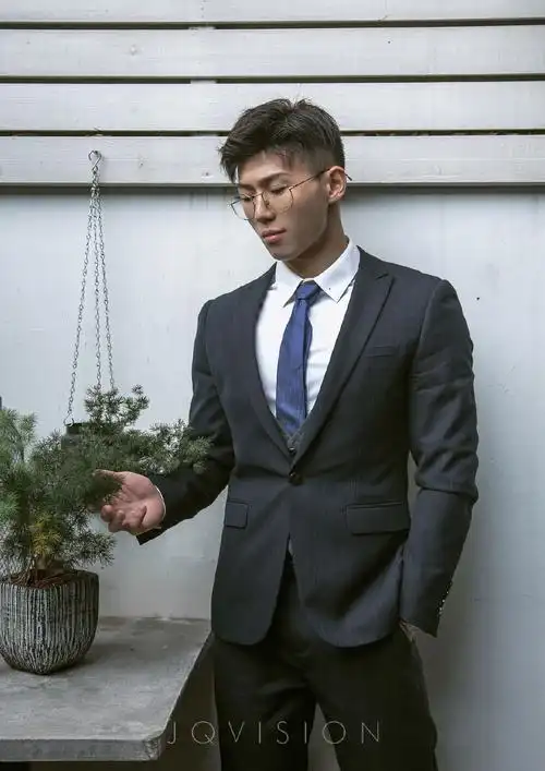 写真丨jqvision02正装肌肉长腿小哥哥
