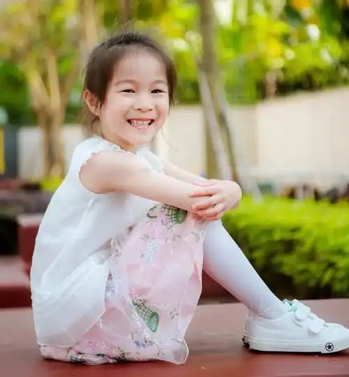 舞蹈花园里的微笑小甜心 - 王夏寒