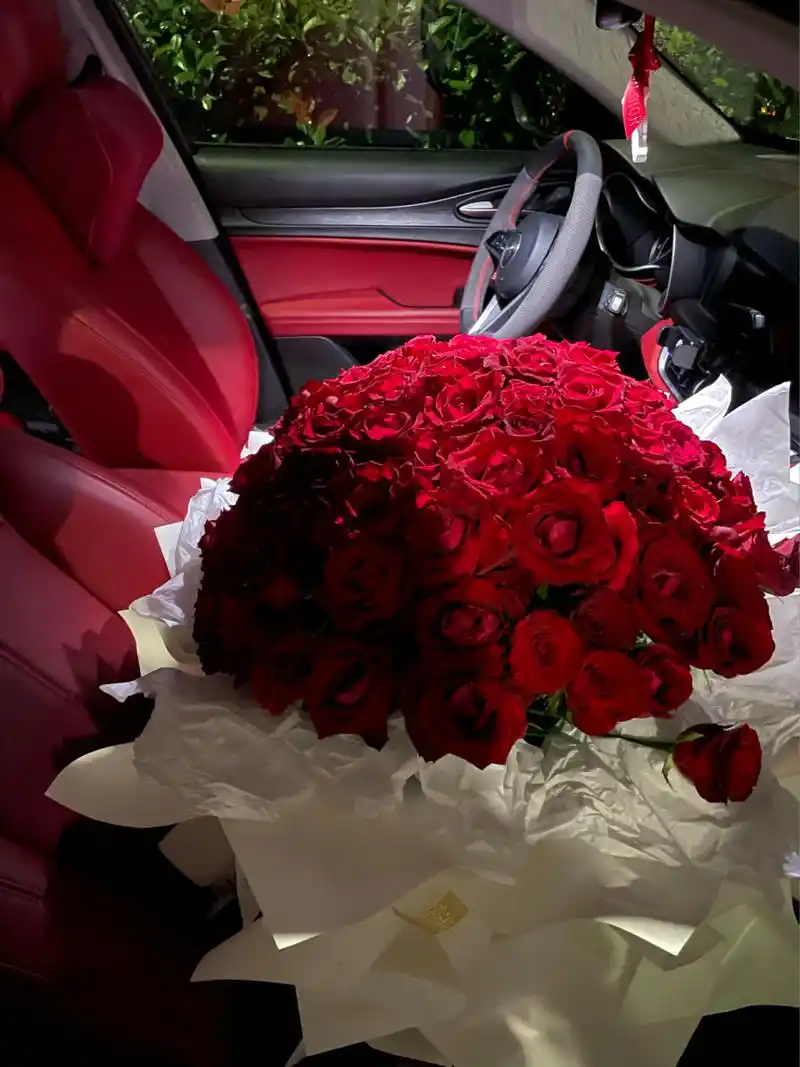 副驾驶玫瑰花 女孩子真的喜欢花 喜欢玫瑰花 仅此而已